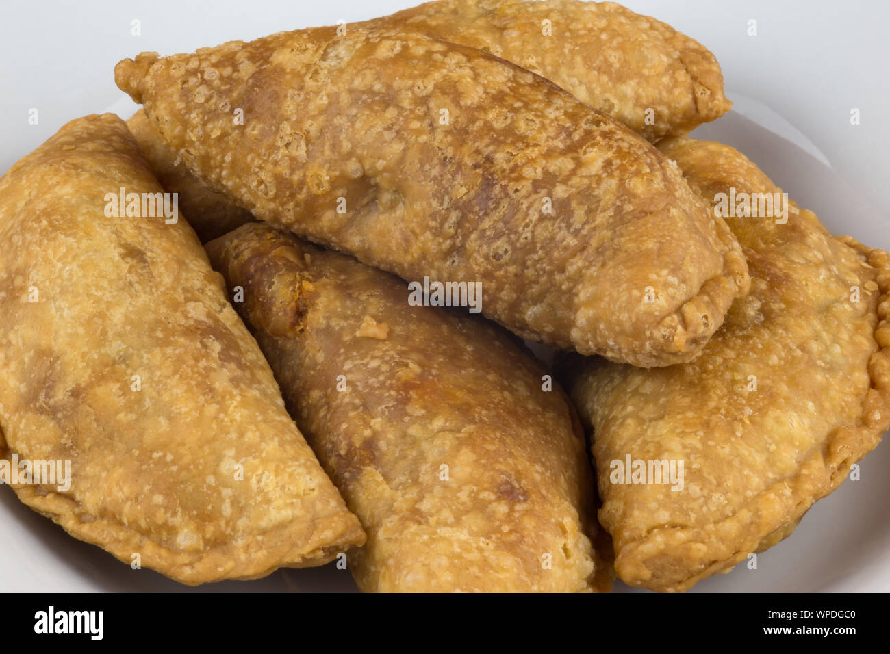 Curry sfogliatine su una piastra bianca Foto Stock