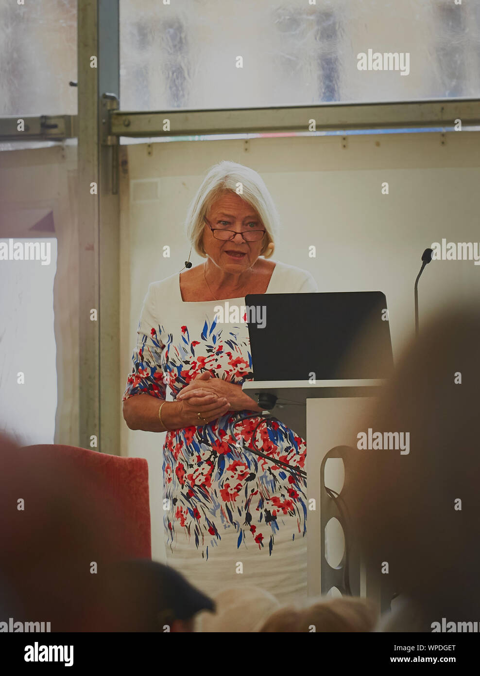 Kate Adie dando una lezione a un pubblico nel lato di un rettangolo di selezione Foto Stock