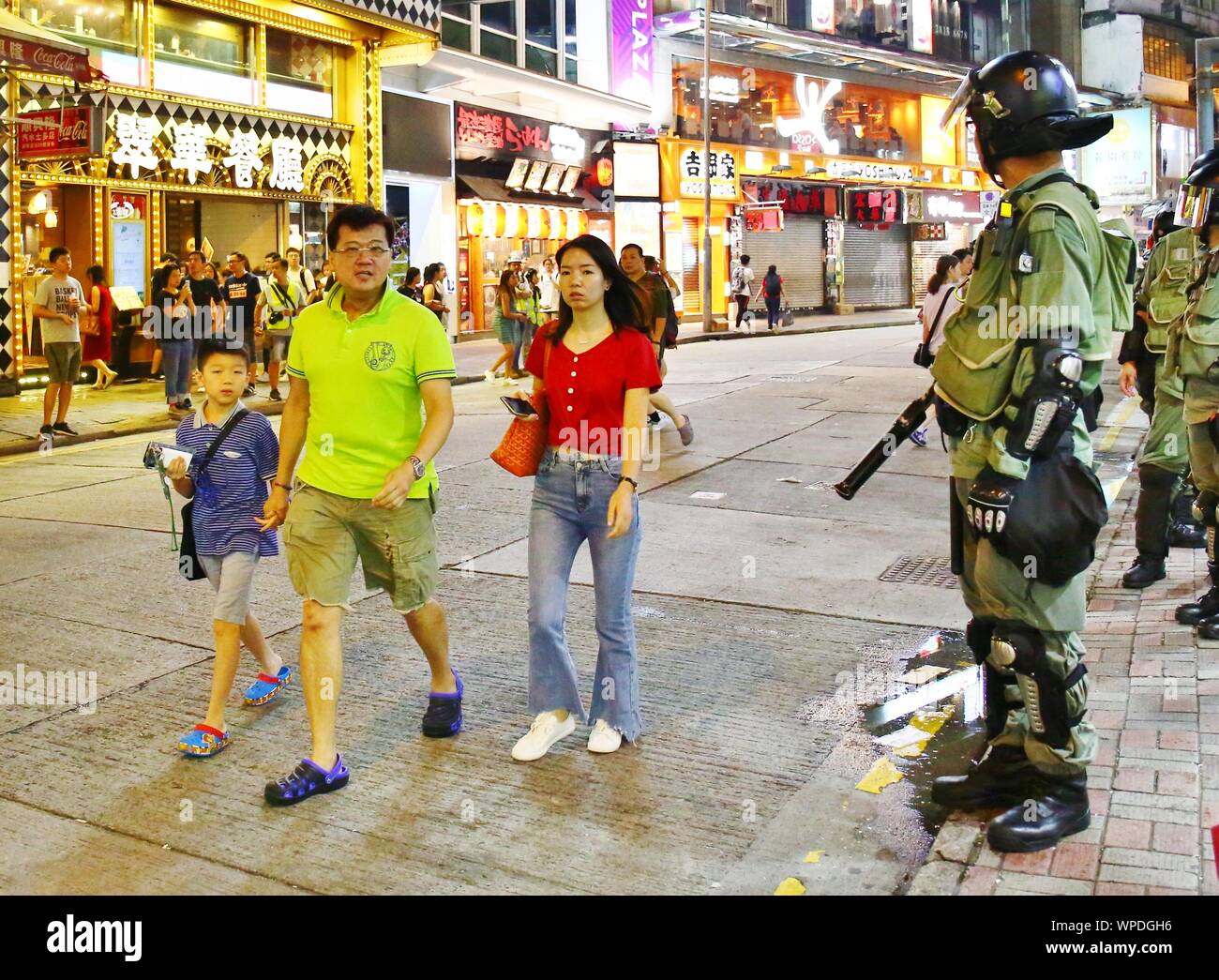 Hong Kong, Cina. 08 Sep, 2019. Che cosa ha cominciato come dimostrazione pacifica è diventata violenta quando i dimostranti e polizia scontri in diverse ubicazioni in Hong Kong. Qui i civili passano il riot zone. Credito: Gonzales foto/Alamy Live News Foto Stock