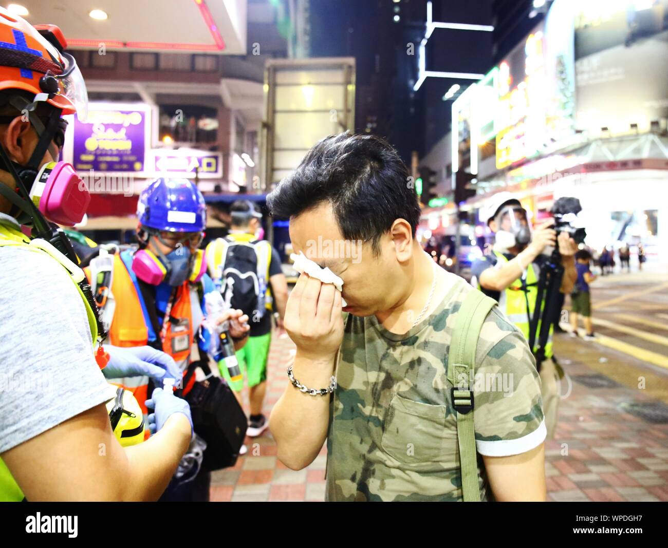 Hong Kong, Cina. 08 Sep, 2019. Che cosa ha cominciato come dimostrazione pacifica è diventata violenta quando i dimostranti e polizia scontri in diverse ubicazioni in Hong Kong. Qui la polizia incendio gas lacrimogeni a manifestanti e civili e alcuni civili sono stati trattati con il primo-aiders di Causeway Bay. Credito: Gonzales foto/Alamy Live News Foto Stock