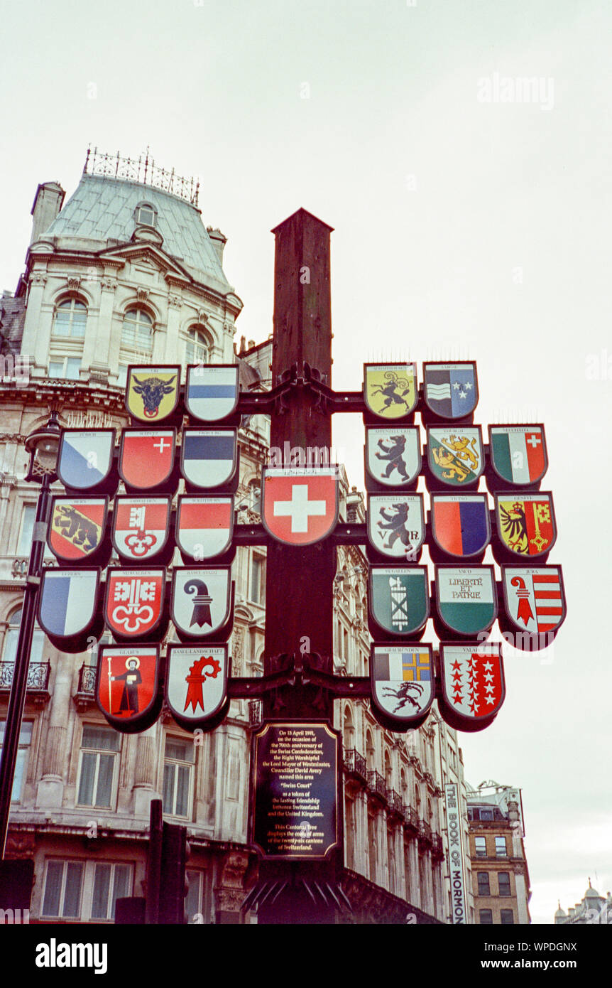 Tribunale svizzero Cantonment emblemi, Leicester Square, Londra, Inghilterra Foto Stock