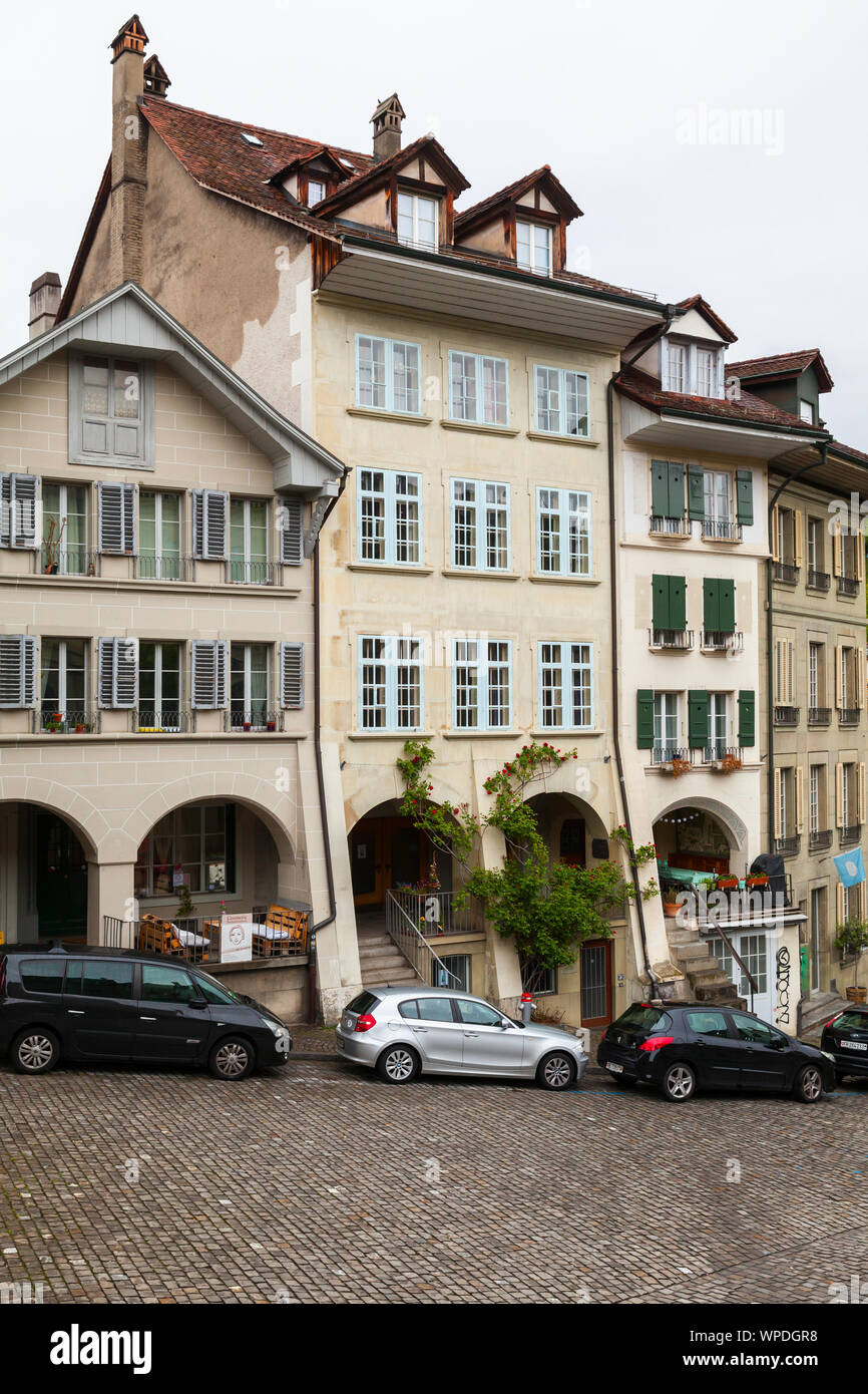 Bern, Svizzera - 7 Maggio 2017: Verticale street view di vecchia Berna. Le macchine vengono parcheggiate vicino a vecchie case di vita Foto Stock