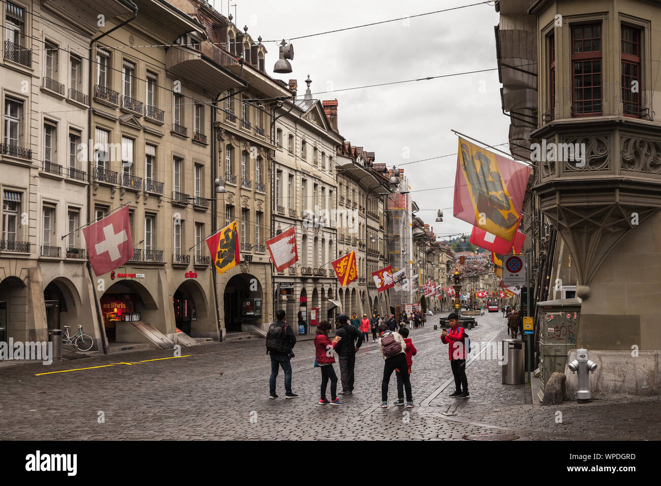 Bern, Svizzera - 7 Maggio 2017: Street View di Kramgasse. Si tratta di una delle principali strade della città vecchia di Berna. I turisti scattare foto sotto colo Foto Stock