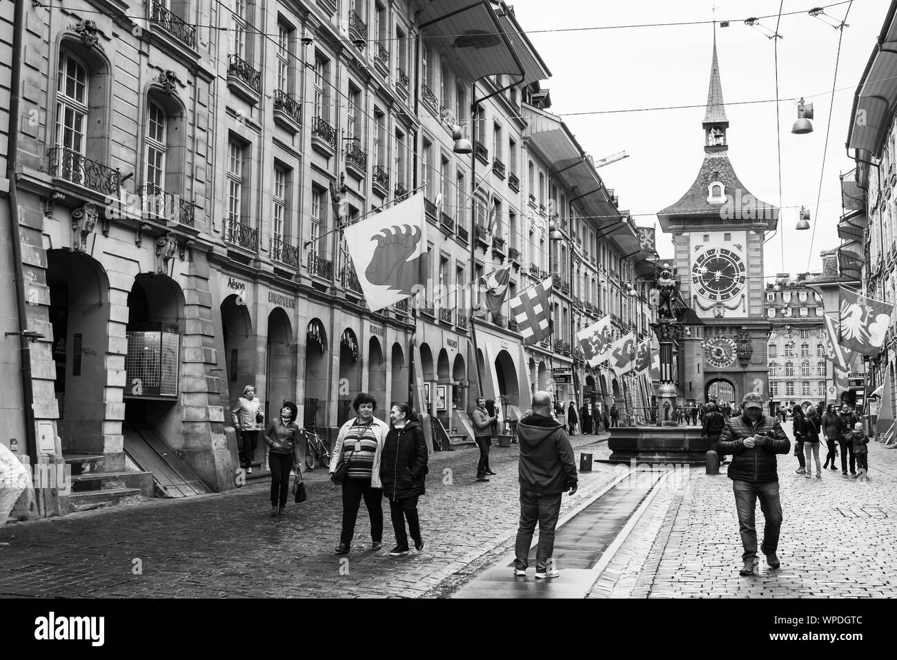 Bern, Svizzera - 7 Maggio 2017: Street View di Kramgasse. Si tratta di una delle principali strade della città vecchia di Berna. La gente a piedi sotto le bandiere di SWI. Foto Stock