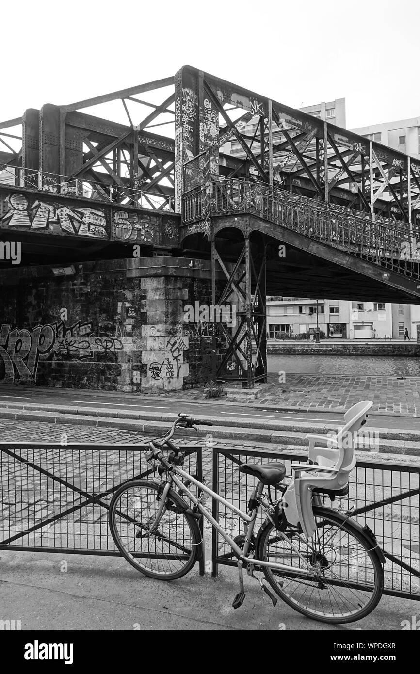 Der Chemin de Fer de La Petite Ceinture (Kleine Ringbahn) war eine 32 chilometro lange, Paris umrundende Eisenbahnstrecke, die ab 1852 die in der Stadt ge Foto Stock