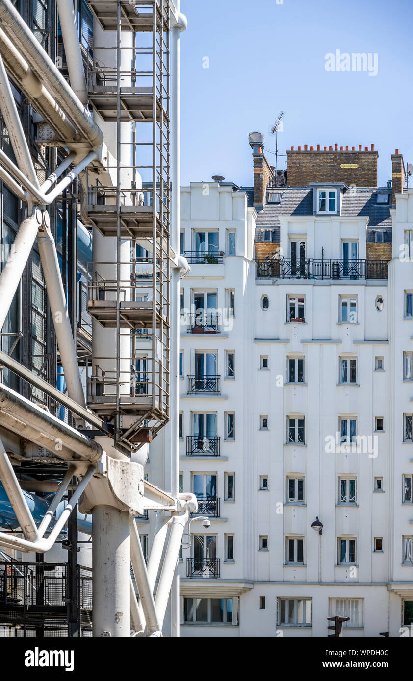 Lato dei piani di un edificio residenziale con mansarda add-ons strutture residenziali e lofts e balconi - una combinazione di architettura classica desig Foto Stock