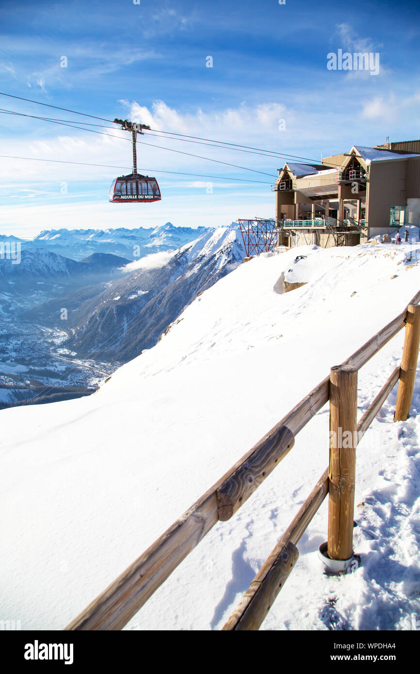 Chamonix, Francia - gennaio , 28, 2015: Funivia da Chamonix al vertice dell'Aiguille du Midi e stazione di sollevamento in alta montagna Chamonix, Foto Stock