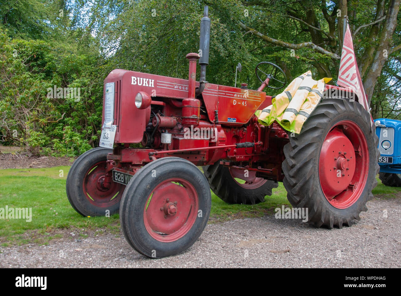 Colore rosso cupo 1959 Bukh Danese D45 Modello trattore Isle of Bute Scozia Regno Unito i passeggeri anteriori lato sinistro nearside view old ottuso rosso veterano 1 Foto Stock
