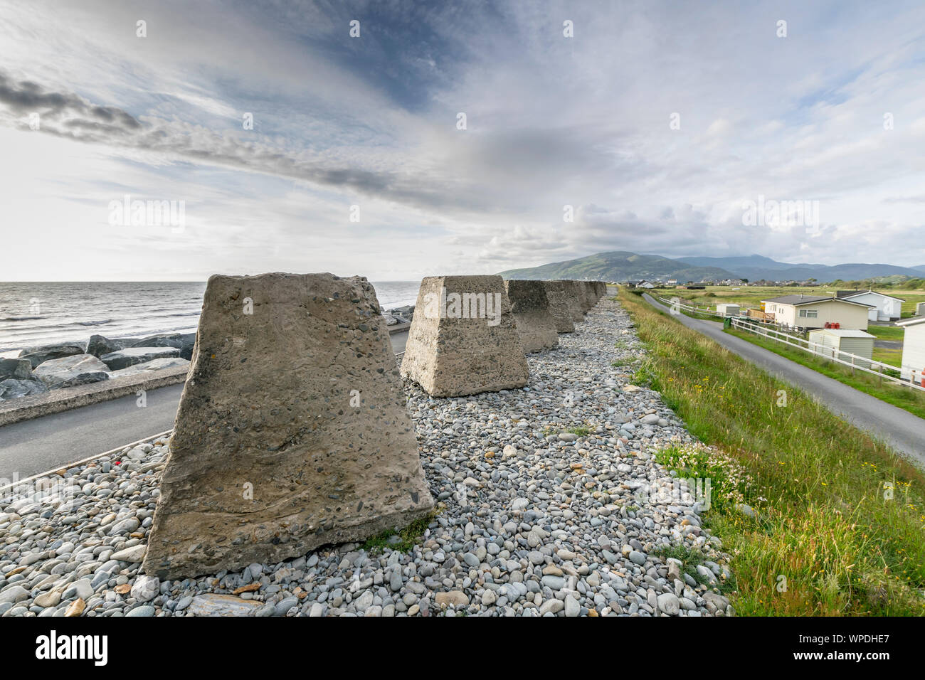 Guerra Mondiale 2 trappole del serbatoio o draghi denti sulla spiaggia Fairbourne vicino a Caernarfon in Gwynedd Mid Wales UK Foto Stock Guerra Mondiale 2 trappole del serbatoio o draghi denti sulla spiaggia Fairbourne vicino a Caernarfon in Gwynedd Mid Wales UK Foto Stock