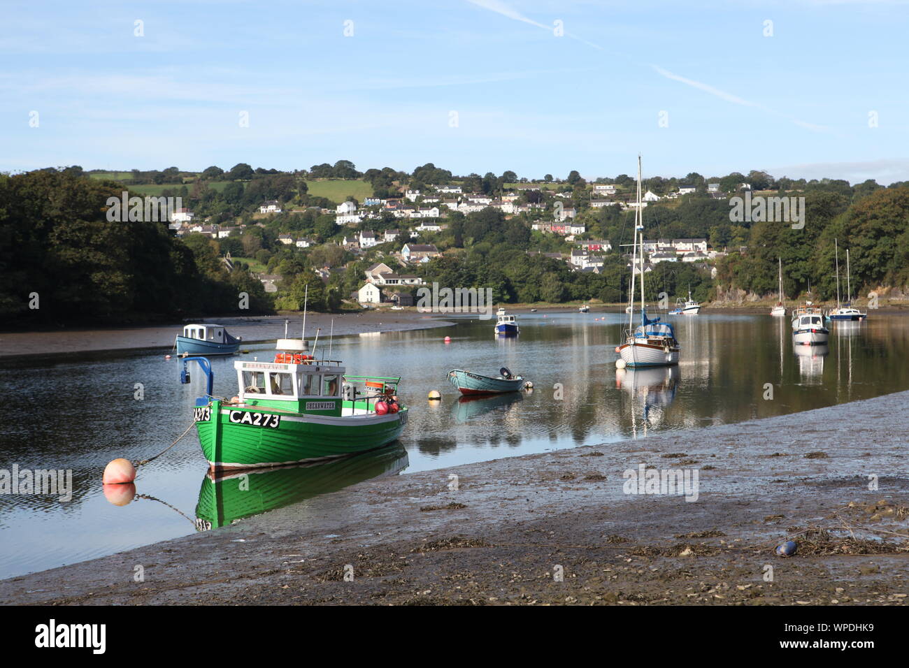 Barche sul fiume Teifi in Cardigan, St Dogmaels in background Foto Stock