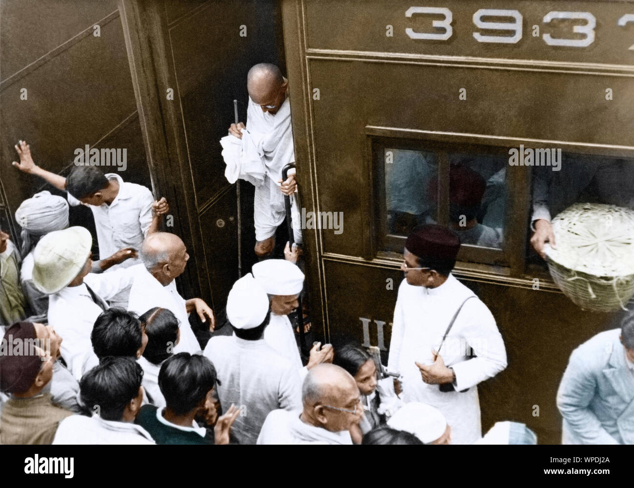 Sardar Vallabhbhai Patel ricevendo il Mahatma Gandhi scendere dal treno, India, Asia, 1944 Foto Stock