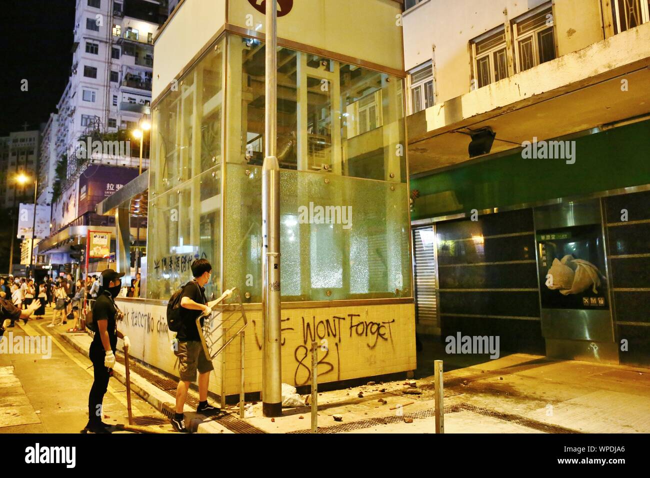 Hong Kong, Cina. 06th, settembre 2019. Manifestanti vandalize le stazioni MTR a Prince Edward, Mong Kok e Yau Ma Tei. I Dimostranti esigono la MTR Corporation per rilasciare la clip TVCC dal 31 agosto dove la polizia si è dispiegata gas lacrimogeni all'interno della stazione della metropolitana. Foto Stock