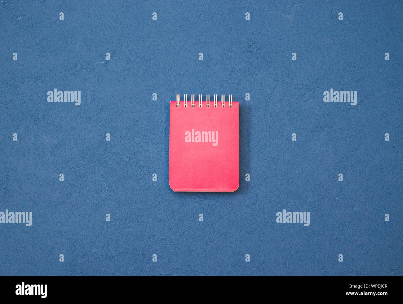 Notepad mockup, isolato sfondo blu Foto Stock