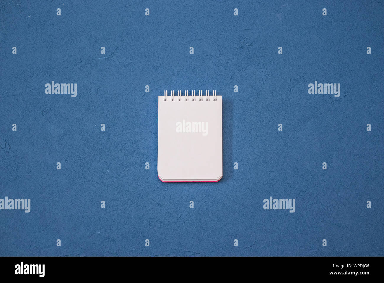 Notepad mockup, isolato sfondo blu Foto Stock