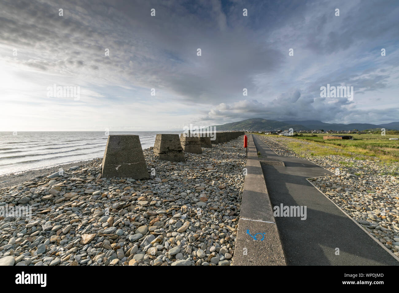 Guerra Mondiale 2 trappole del serbatoio o draghi denti sulla spiaggia Fairbourne vicino a Caernarfon in Gwynedd Mid Wales UK Foto Stock Guerra Mondiale 2 trappole del serbatoio o draghi denti sulla spiaggia Fairbourne vicino a Caernarfon in Gwynedd Mid Wales UK Foto Stock