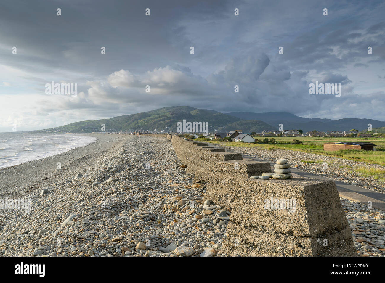 Guerra Mondiale 2 trappole del serbatoio o draghi denti sulla spiaggia Fairbourne vicino a Caernarfon in Gwynedd Mid Wales UK Foto Stock Guerra Mondiale 2 trappole del serbatoio o draghi denti sulla spiaggia Fairbourne vicino a Caernarfon in Gwynedd Mid Wales UK Foto Stock