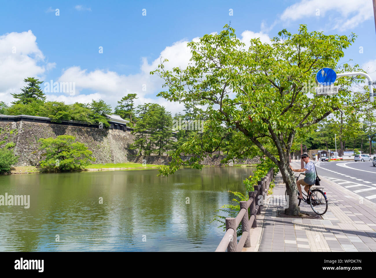 Un turista straniero su una bicicletta intorno al castello di matsue, MATSUE, SIMANE, GIAPPONE Foto Stock