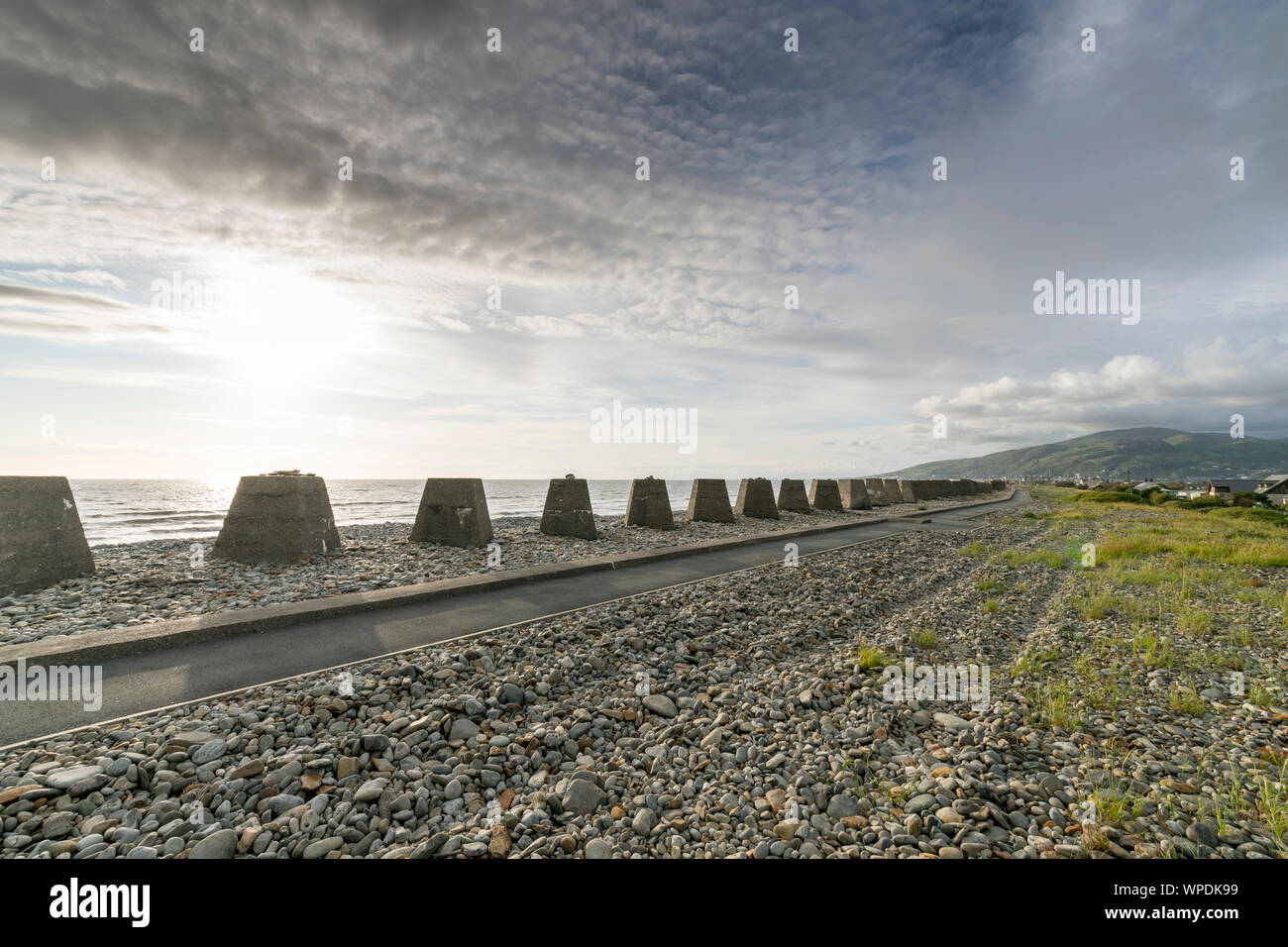Guerra Mondiale 2 trappole del serbatoio o draghi denti sulla spiaggia Fairbourne vicino a Caernarfon in Gwynedd Mid Wales UK Foto Stock Guerra Mondiale 2 trappole del serbatoio o draghi denti sulla spiaggia Fairbourne vicino a Caernarfon in Gwynedd Mid Wales UK Foto Stock