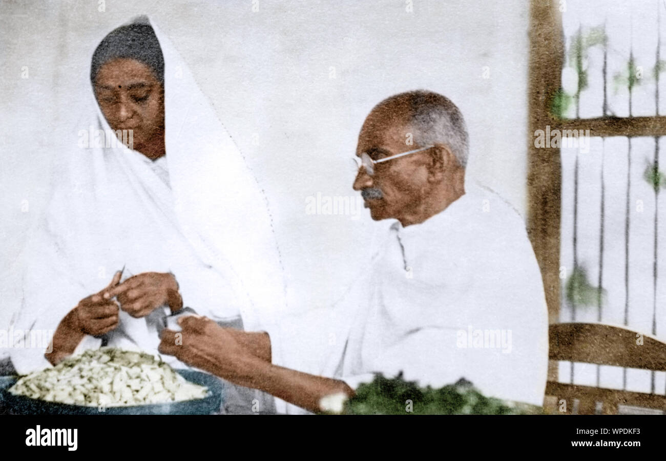 Il Mahatma Gandhi e Sumati Morarjee tagliare le verdure, India, Asia, 1945 Foto Stock