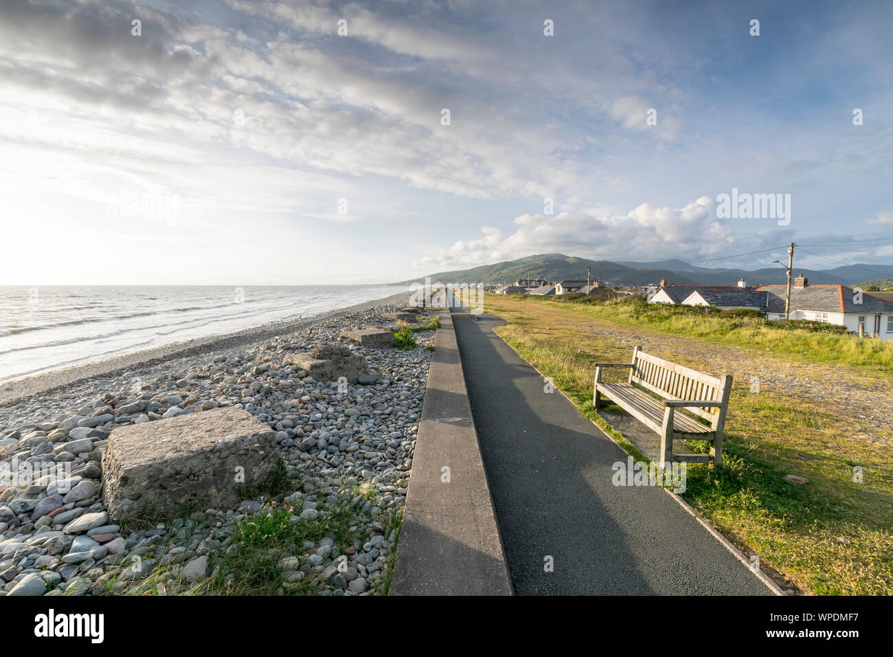 Guerra Mondiale 2 trappole del serbatoio o draghi denti sulla spiaggia Fairbourne vicino a Caernarfon in Gwynedd Mid Wales UK Foto Stock Guerra Mondiale 2 trappole del serbatoio o draghi denti sulla spiaggia Fairbourne vicino a Caernarfon in Gwynedd Mid Wales UK Foto Stock