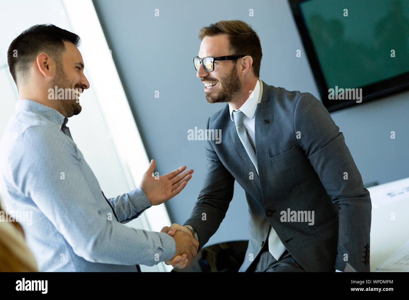 Businesss e concetto di ufficio - due imprenditori stringono le mani in office Foto Stock