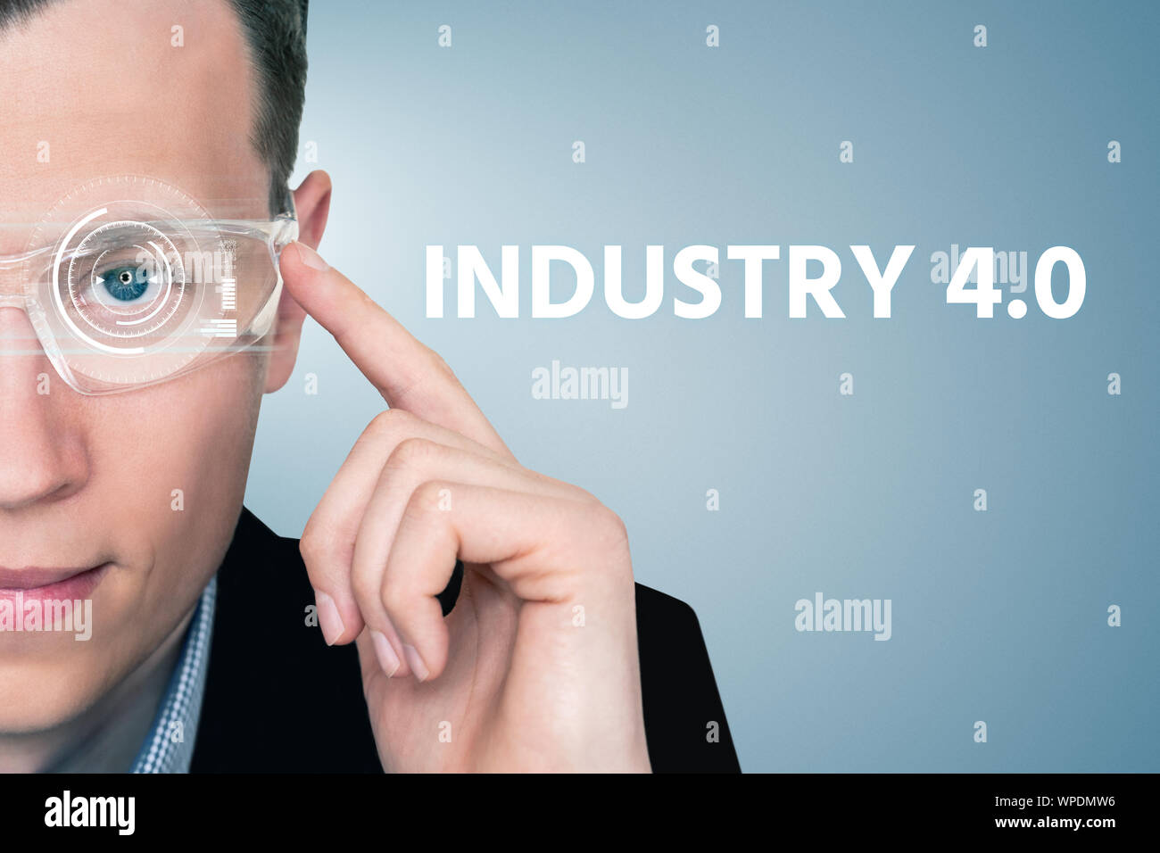 Un uomo nella realtà aumentata occhiali con un head up display. L'industria 4.0 concetto Foto Stock