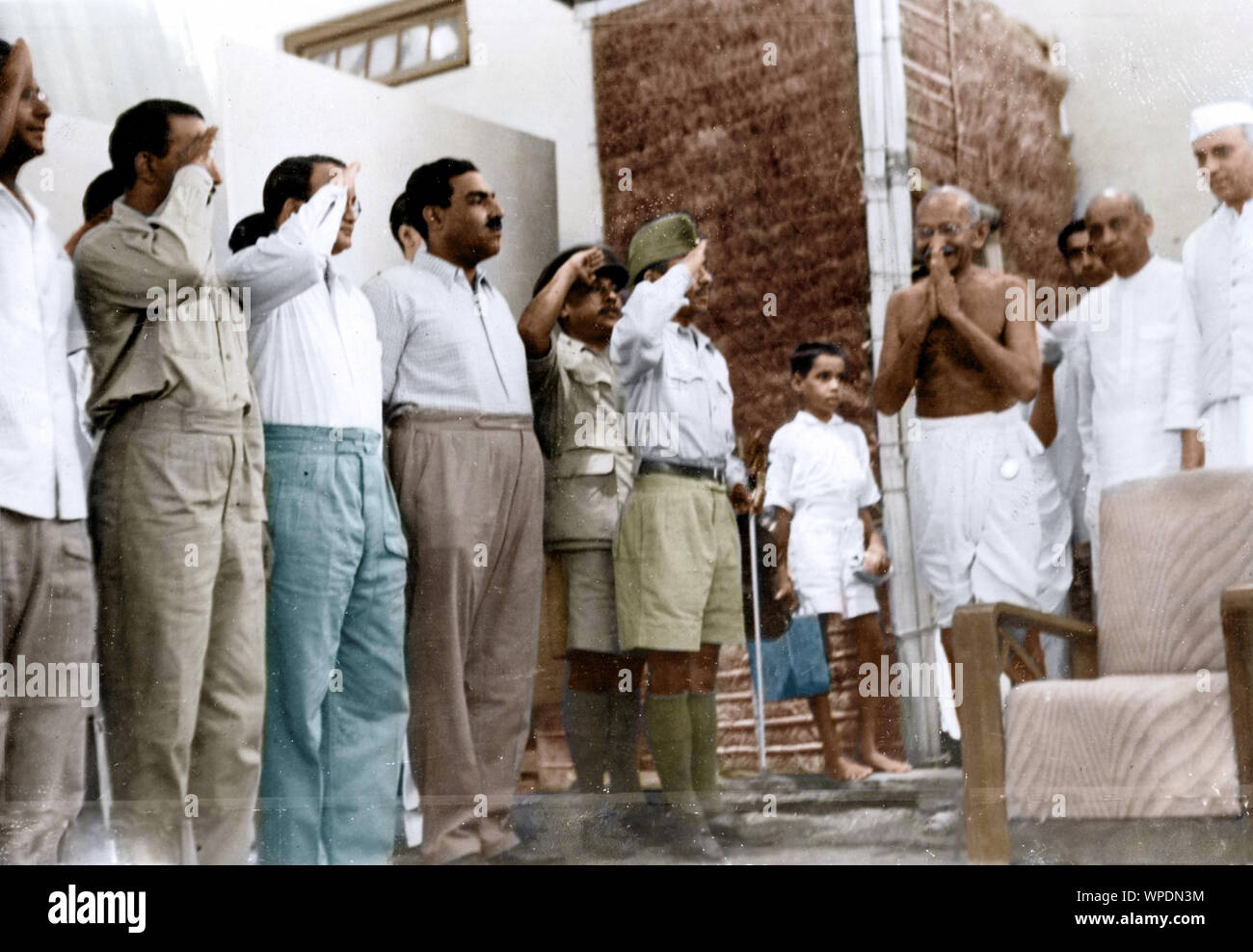 Il Mahatma Gandhi con indiano esercito nazionale ufficiali, Delhi, India, Asia, 4 Aprile 1946 Foto Stock