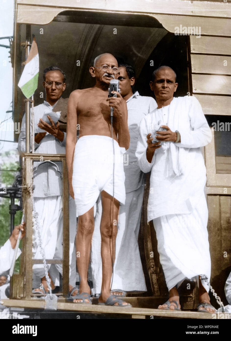 Mahatma Gandhi parla dal pullman ferroviario vicino a Madurai, Tamil Nadu, India, Asia, 2 febbraio, 1946, vecchia foto anni '1900 Foto Stock