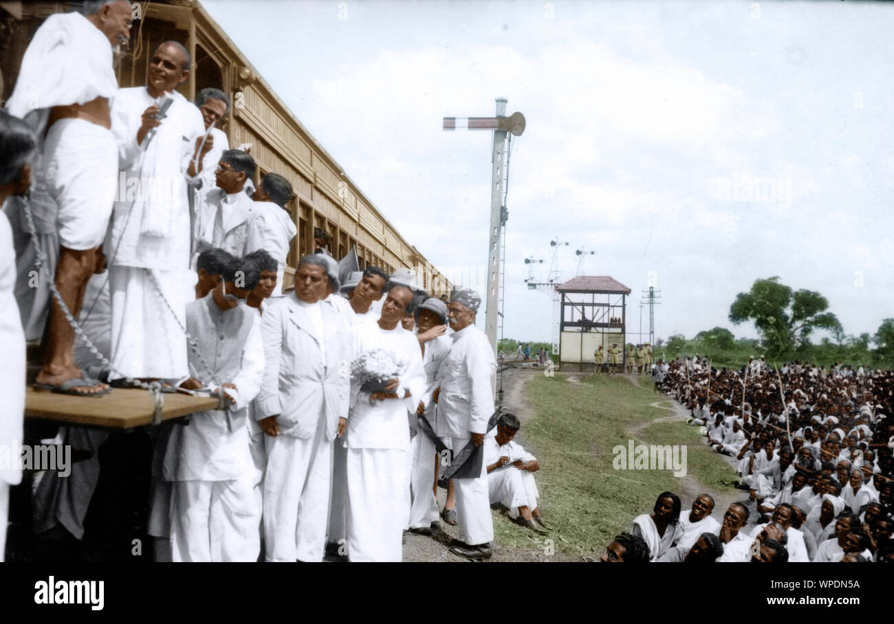 Il Mahatma Gandhi parlando dalla stazione dei pullman, India, Asia, Febbraio 1946 Foto Stock