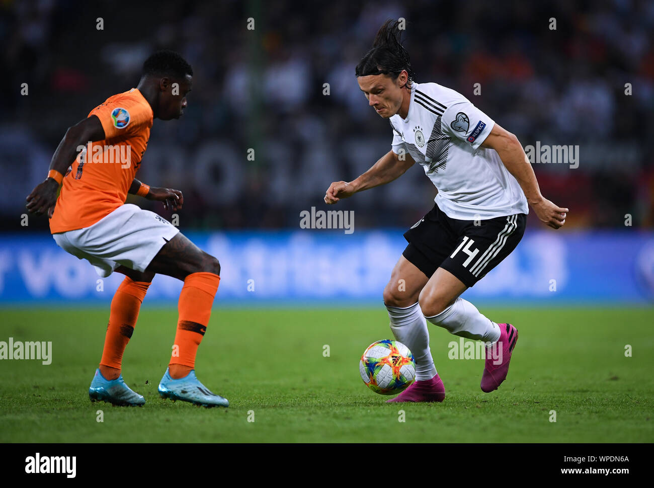 Quincy Promes (Paesi Bassi, l.) Versus Nico Schulz (Germania, r.). GES / Fussball / EM Qualifica: Germania - Paesi Bassi, 06.09.2019 Calcio: Qualificazioni europee: vs Germania Paesi Bassi, ubicazione, 6 settembre, 2019 | Utilizzo di tutto il mondo Foto Stock