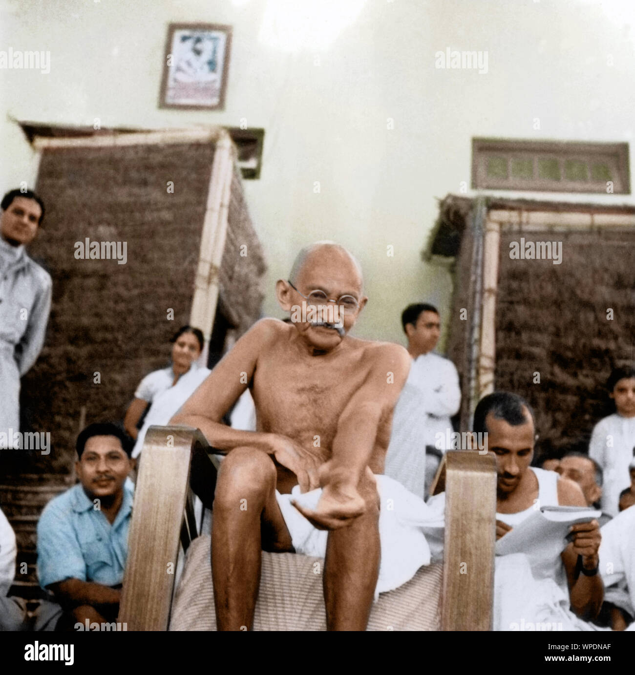 Il Mahatma Gandhi con indiano esercito nazionale ufficiali, Delhi, India, Asia, 4 Aprile 1946 Foto Stock