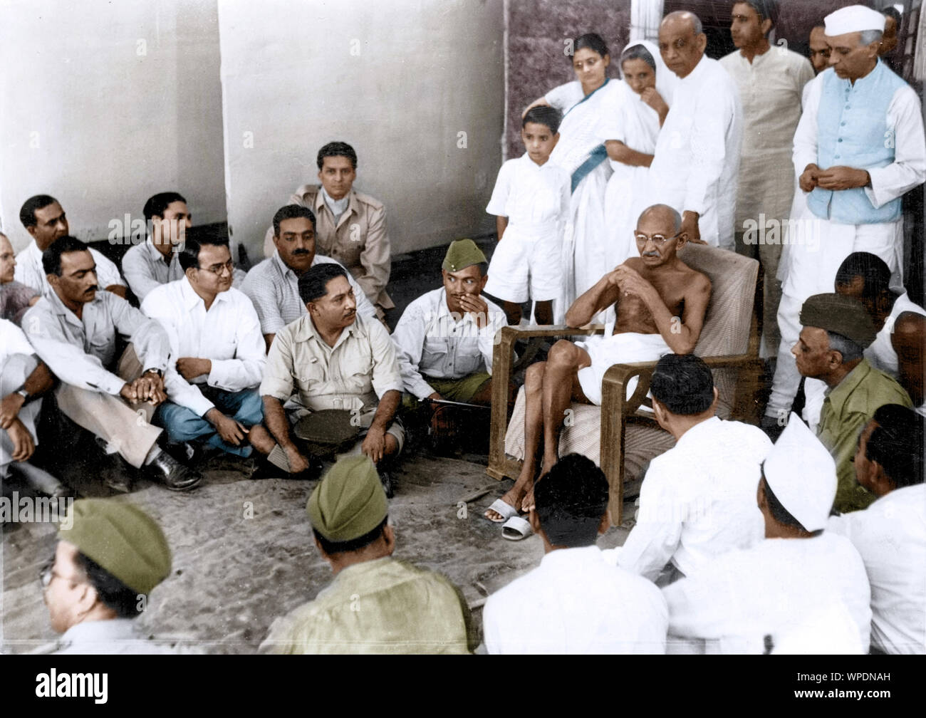 Il Mahatma Gandhi con indiano esercito nazionale ufficiali, Delhi, India, Asia, 4 Aprile 1946 Foto Stock