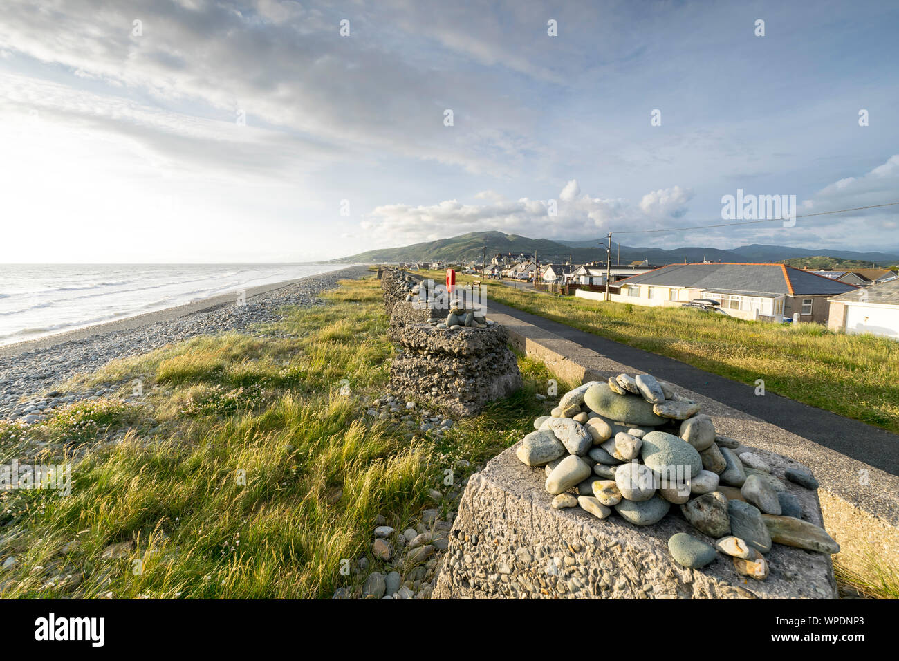 Guerra Mondiale 2 trappole del serbatoio o draghi denti sulla spiaggia Fairbourne vicino a Caernarfon in Gwynedd Mid Wales UK Foto Stock Guerra Mondiale 2 trappole del serbatoio o draghi denti sulla spiaggia Fairbourne vicino a Caernarfon in Gwynedd Mid Wales UK Foto Stock