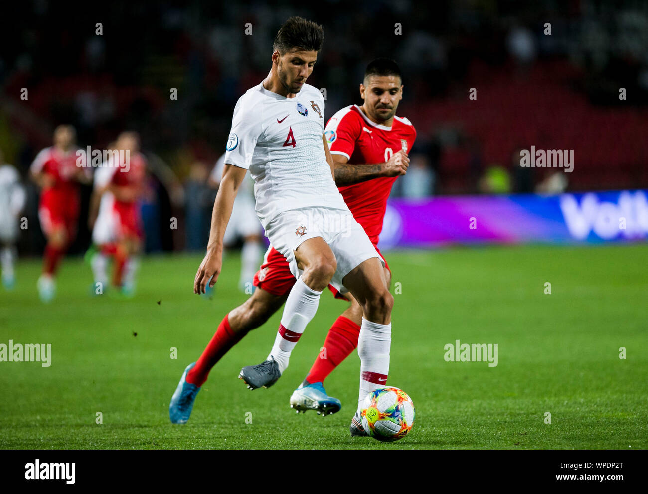 Ruben Dias del Portogallo difende la palla da Aleksandar Mitrovic di Serbia Foto Stock