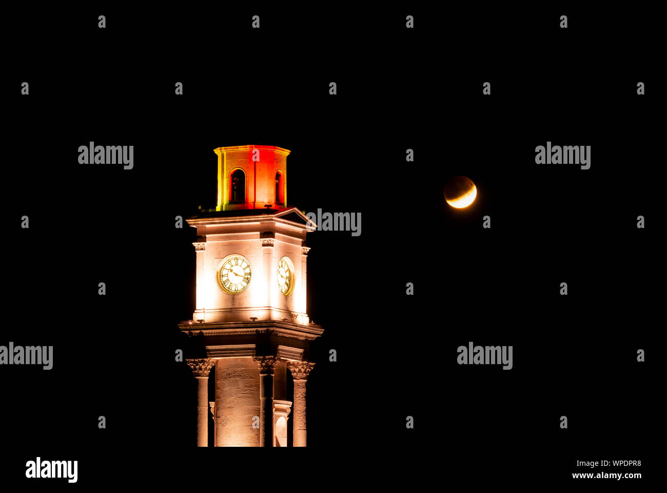 Il 2019 Eclissi lunare parziale assistito a Herne Bay torre dell orologio su alla costa del Kent. Foto Stock
