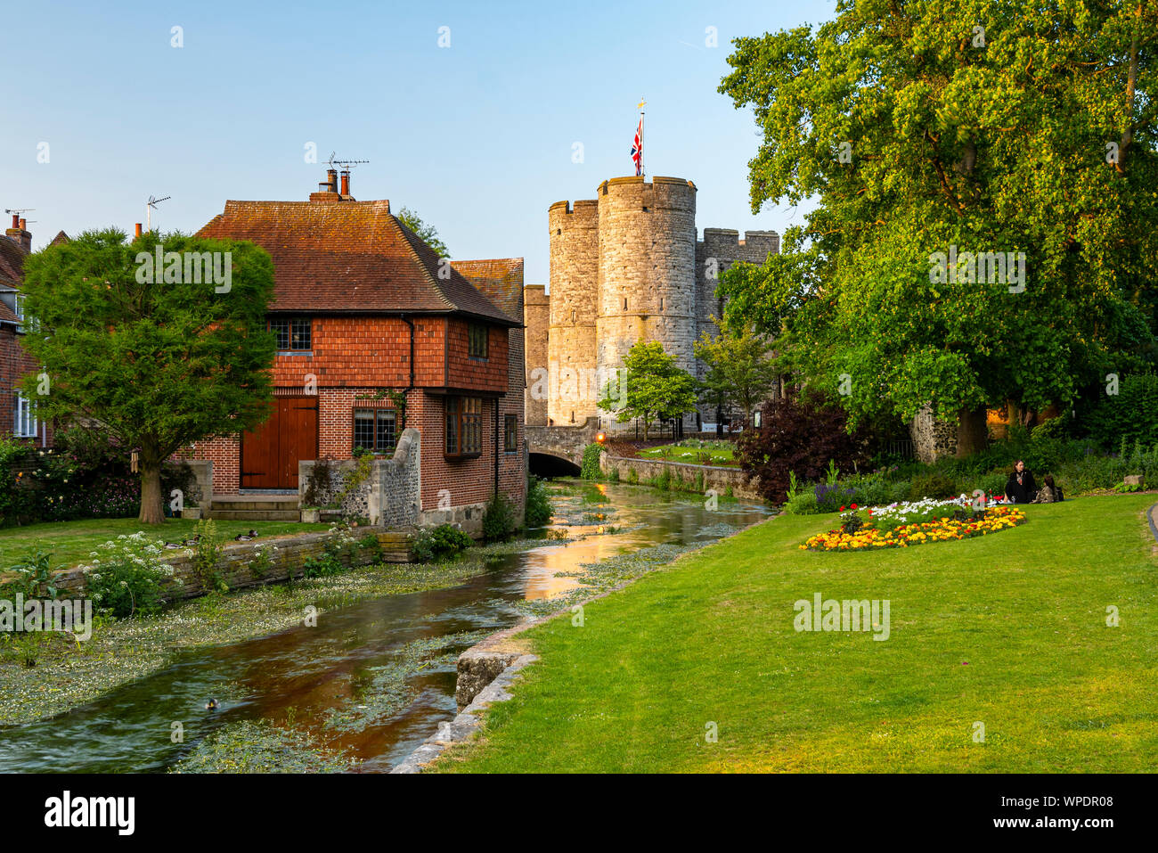 La vista verso Westgate Towers Westgate da giardini in Canterbury Kent. Foto Stock