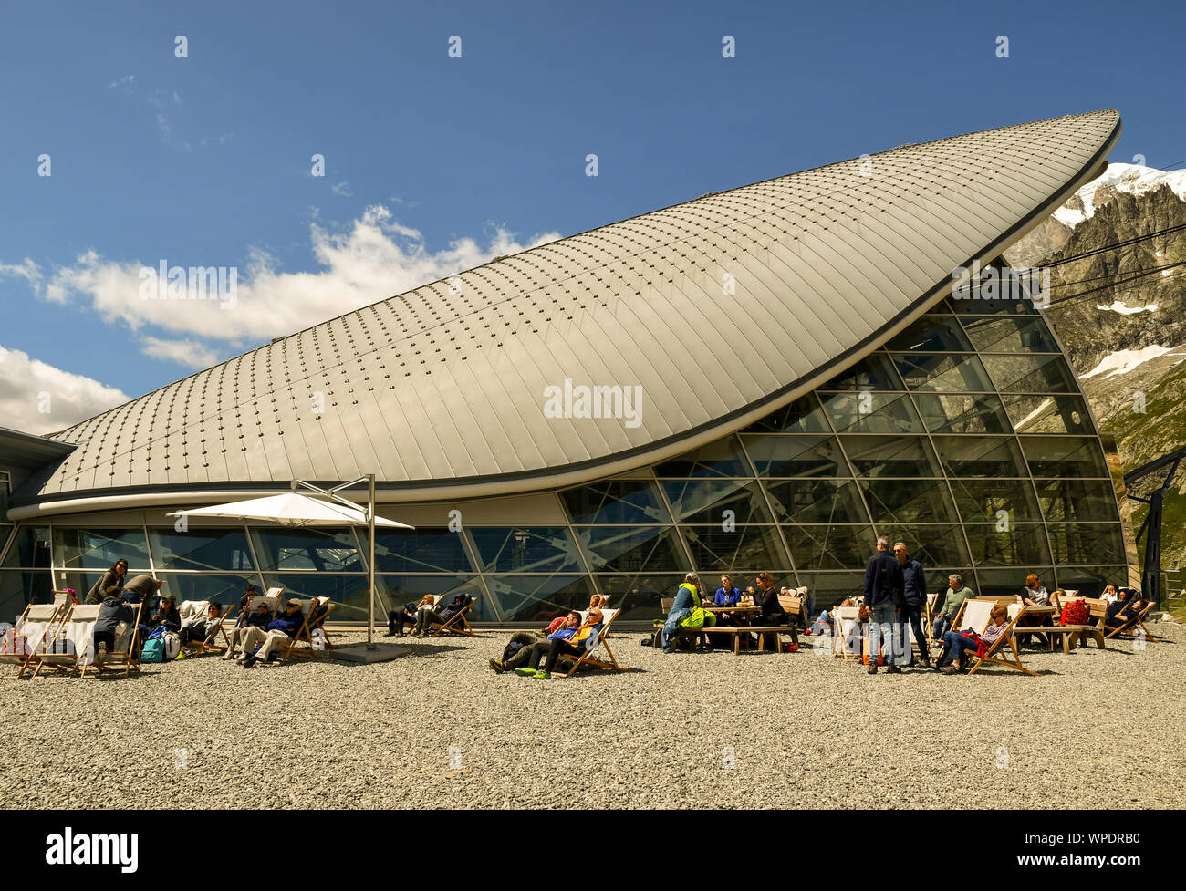 Esterno del Pavillon stazione della funivia del Skyway Monte Bianco con turisti ed escursionisti rilassarsi e prendere il sole sulle sdraio, Courmayeur, Italia Foto Stock