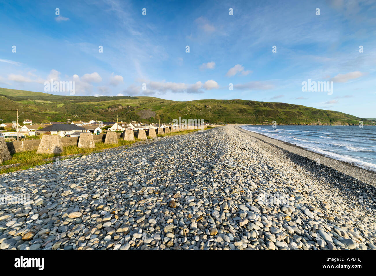Guerra Mondiale 2 trappole del serbatoio o draghi denti sulla spiaggia Fairbourne vicino a Caernarfon in Gwynedd Mid Wales UK Foto Stock Guerra Mondiale 2 trappole del serbatoio o draghi denti sulla spiaggia Fairbourne vicino a Caernarfon in Gwynedd Mid Wales UK Foto Stock