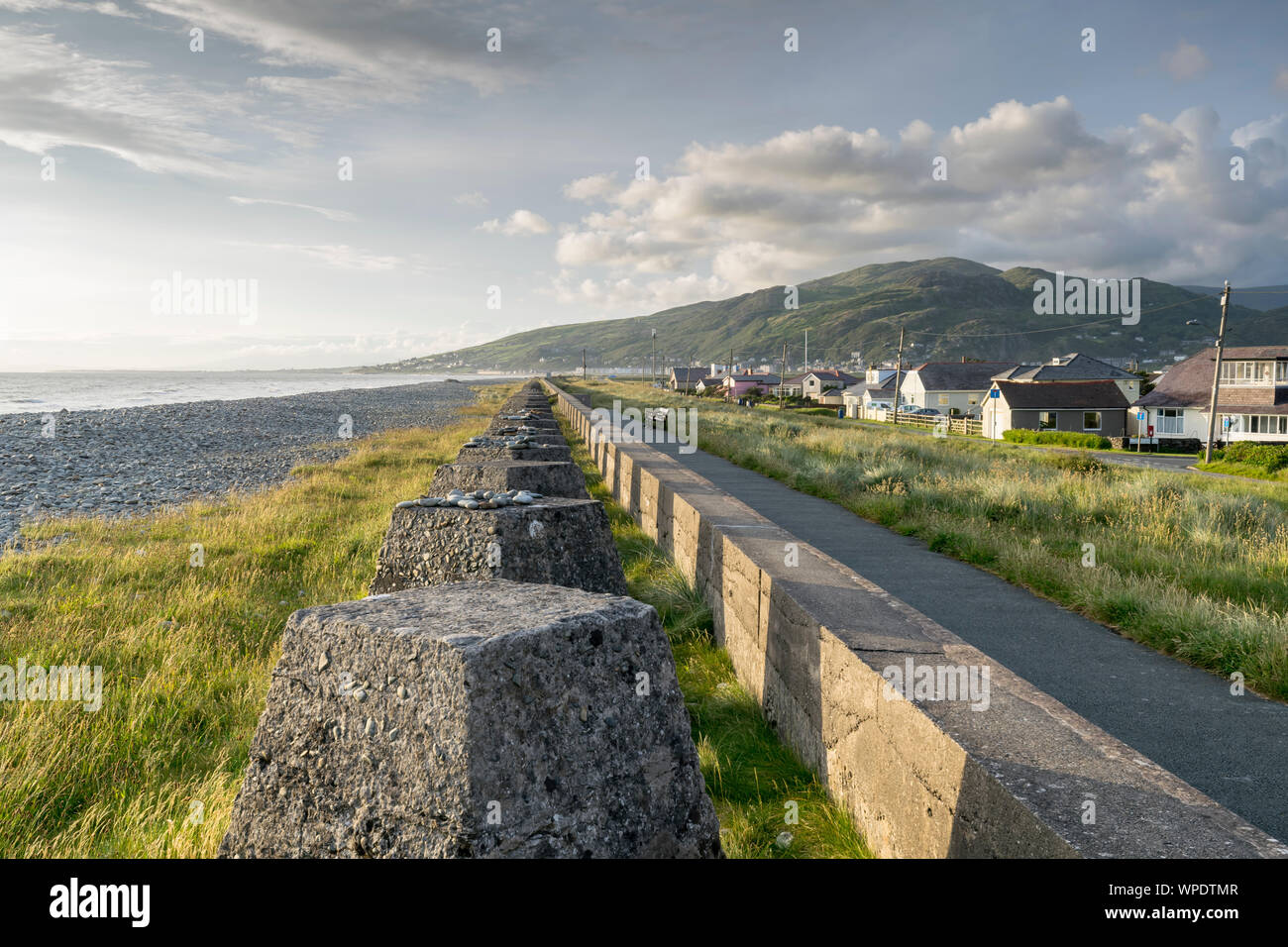 Guerra Mondiale 2 trappole del serbatoio o draghi denti sulla spiaggia Fairbourne vicino a Caernarfon in Gwynedd Mid Wales UK Foto Stock Guerra Mondiale 2 trappole del serbatoio o draghi denti sulla spiaggia Fairbourne vicino a Caernarfon in Gwynedd Mid Wales UK Foto Stock