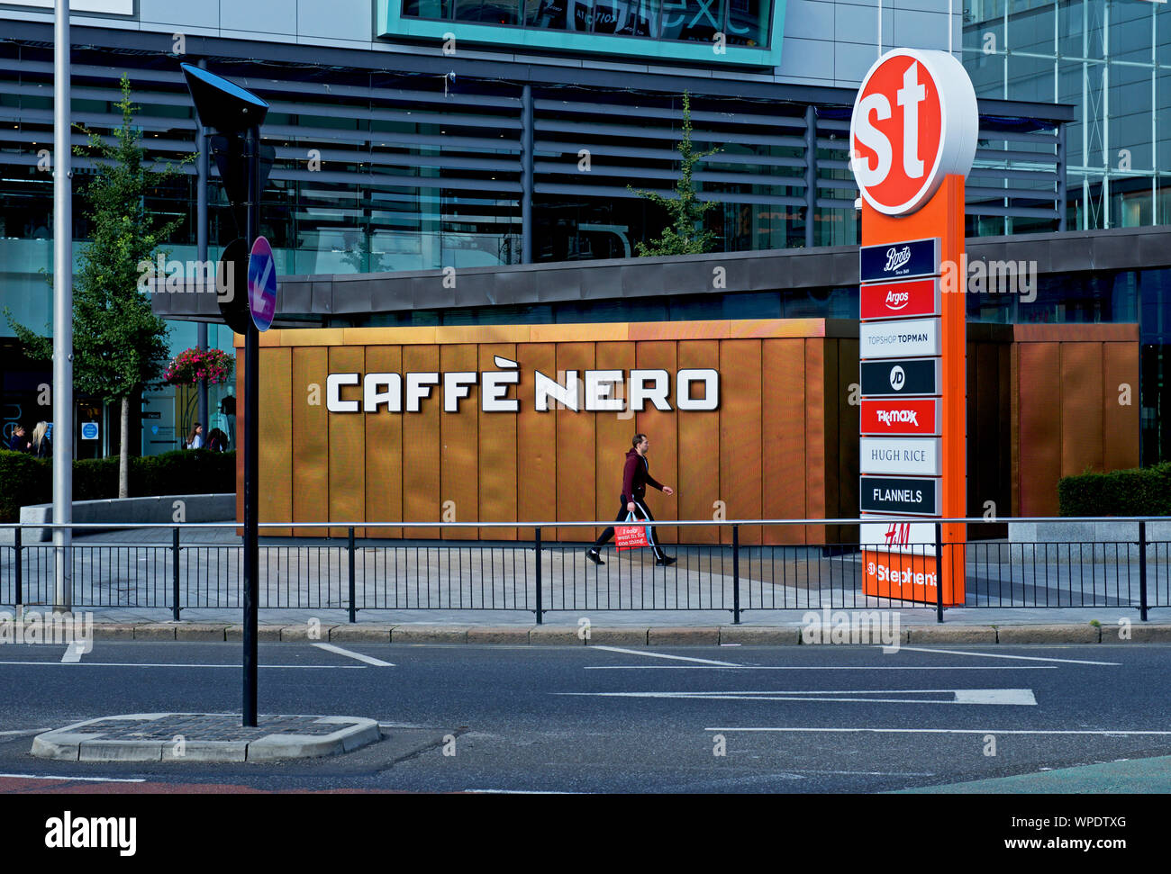 St Stephen's shopping centre e Caffé Nero, in Hull, East Yorkshire, Inghilterra, Regno Unito Foto Stock