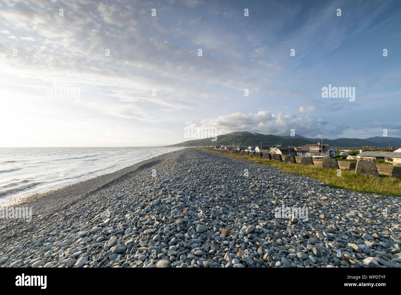 Guerra Mondiale 2 trappole del serbatoio o draghi denti sulla spiaggia Fairbourne vicino a Caernarfon in Gwynedd Mid Wales UK Foto Stock Guerra Mondiale 2 trappole del serbatoio o draghi denti sulla spiaggia Fairbourne vicino a Caernarfon in Gwynedd Mid Wales UK Foto Stock
