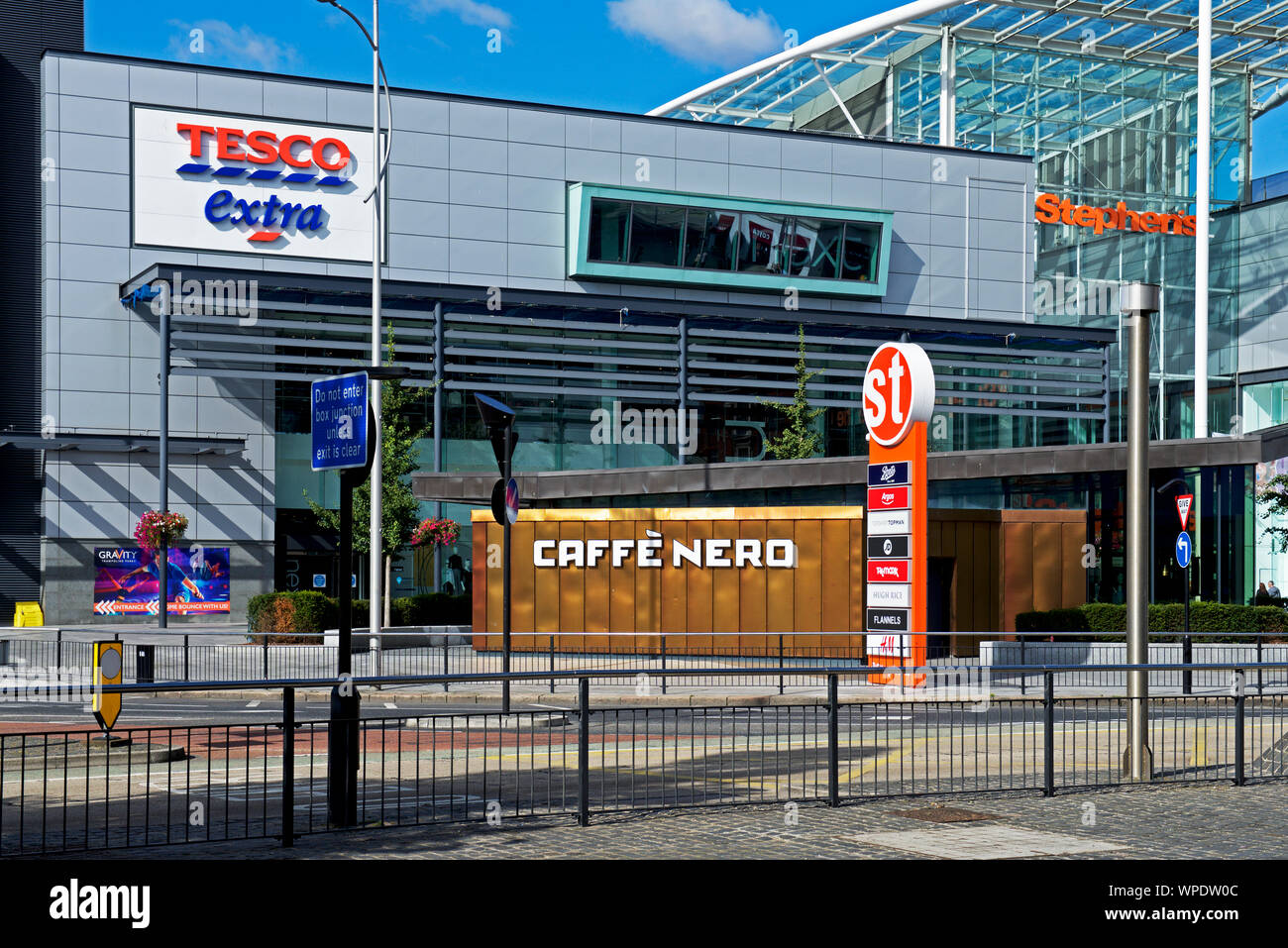St Stephen's shopping centre e Caffé Nero, in Hull, East Yorkshire, Inghilterra, Regno Unito Foto Stock