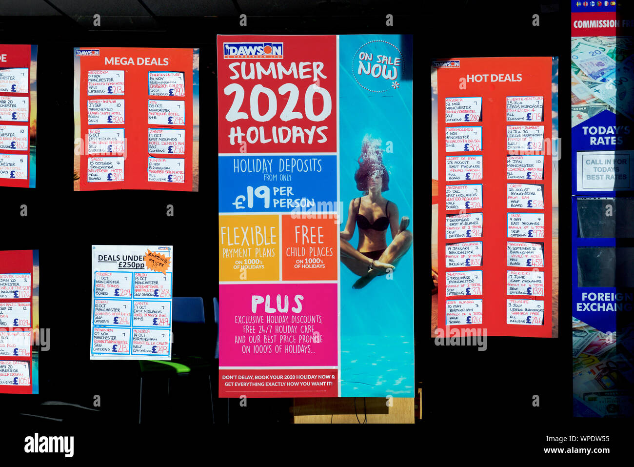 Poster in agente di viaggio finestra e mostra una donna fare yoga subacquea, England Regno Unito Foto Stock