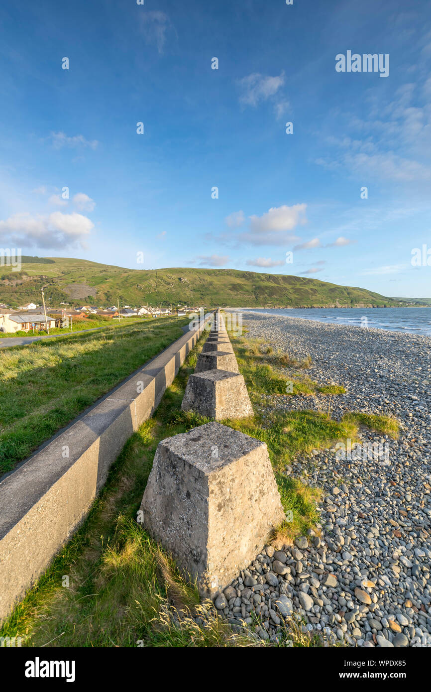 Guerra Mondiale 2 trappole del serbatoio o draghi denti sulla spiaggia Fairbourne vicino a Caernarfon in Gwynedd Mid Wales UK Foto Stock Guerra Mondiale 2 trappole del serbatoio o draghi denti sulla spiaggia Fairbourne vicino a Caernarfon in Gwynedd Mid Wales UK Foto Stock