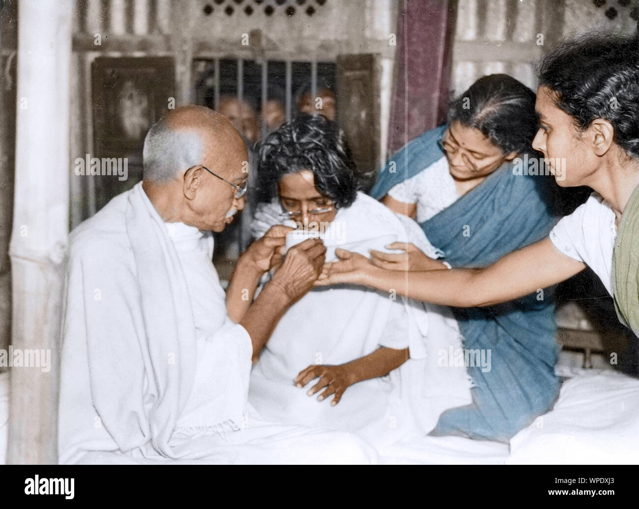 Il Mahatma Gandhi con Amtus Salam di bere succo di frutta la rottura veloce, Bangladesh, Asia, 20 Gennaio 1947 Foto Stock