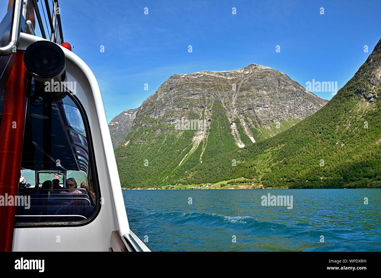 Un viaggio lungo il lago Lovatnet Foto Stock