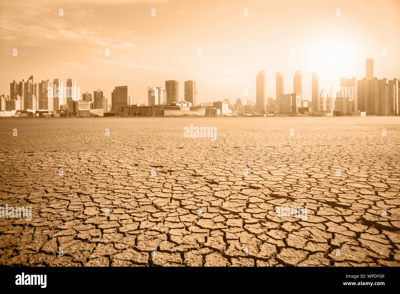 Post-apocalittico paesaggio. Città dopo gli effetti del riscaldamento globale. Cambiamenti climatici concetto. Foto Stock