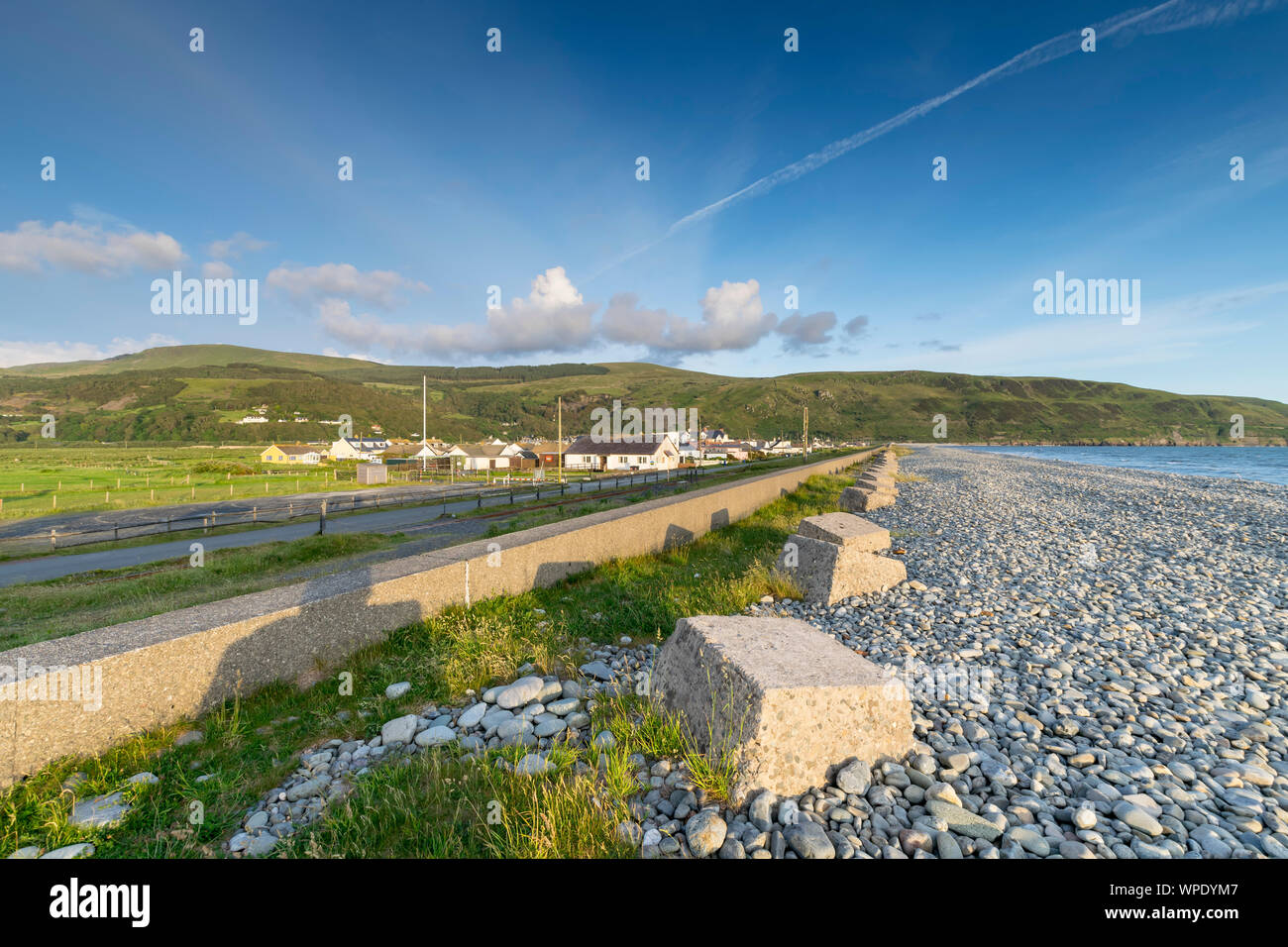 Guerra Mondiale 2 trappole del serbatoio o draghi denti sulla spiaggia Fairbourne vicino a Caernarfon in Gwynedd Mid Wales UK Foto Stock Guerra Mondiale 2 trappole del serbatoio o draghi denti sulla spiaggia Fairbourne vicino a Caernarfon in Gwynedd Mid Wales UK Foto Stock