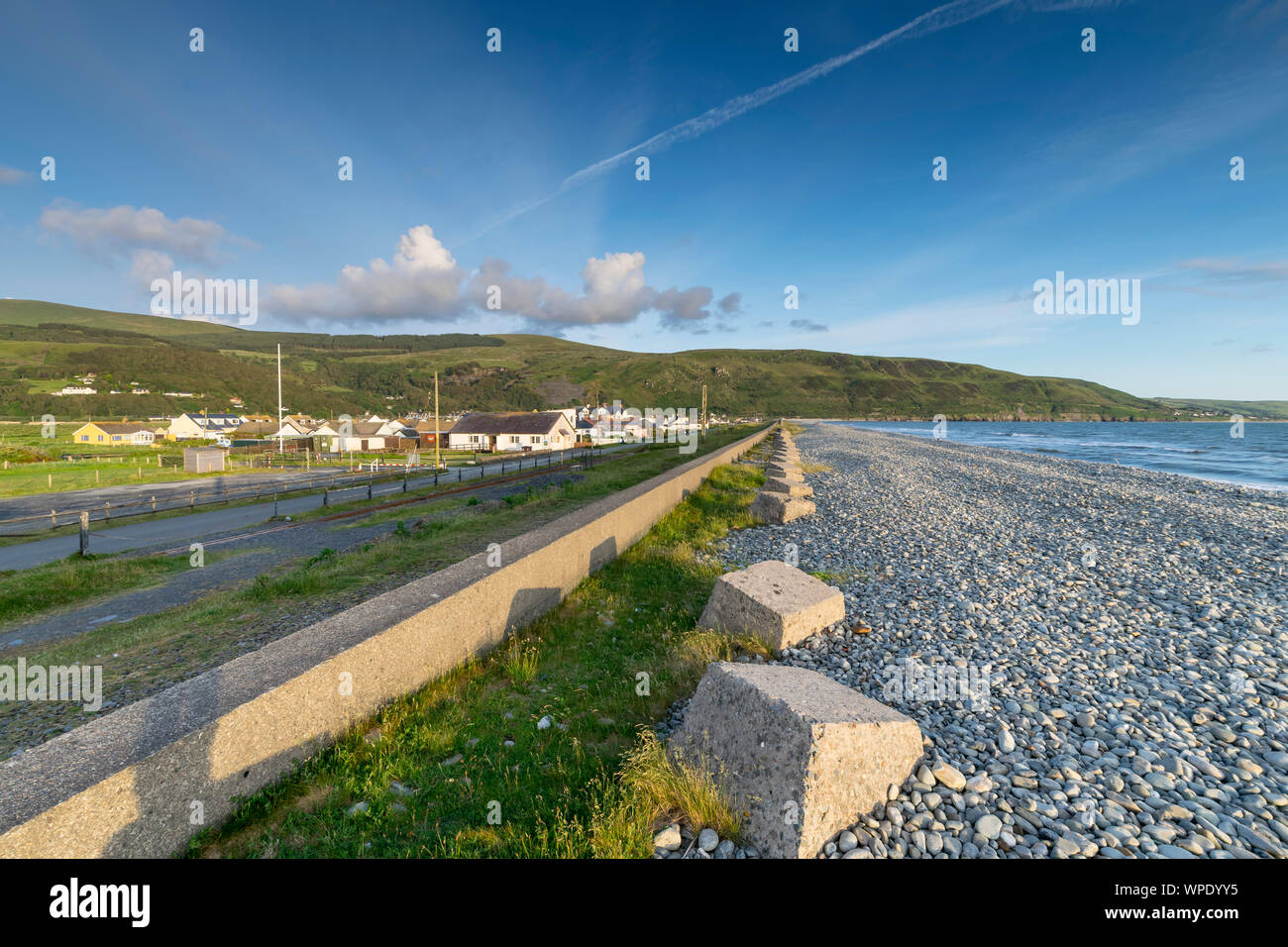 Guerra Mondiale 2 trappole del serbatoio o draghi denti sulla spiaggia Fairbourne vicino a Caernarfon in Gwynedd Mid Wales UK Foto Stock