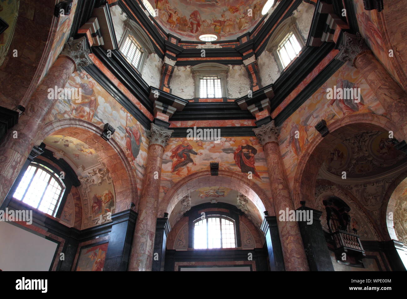 Interno del monastero di Pazaislis vicino a Kaunas, Lituania; decorata con rosa e marmo nero dalla Polonia Foto Stock